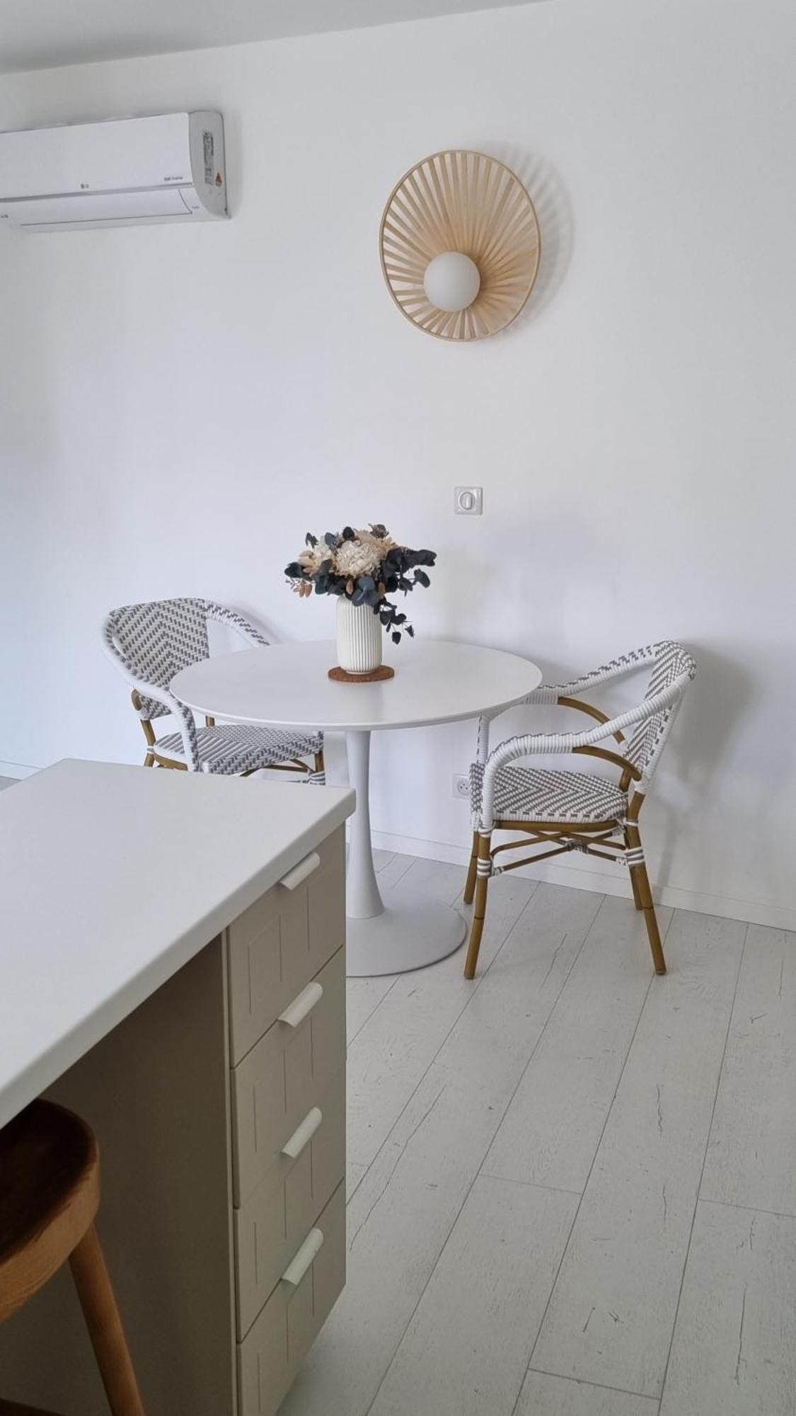 Victoire Saphir 203 Climatise Hotel De Ville 생디지에 외부 사진